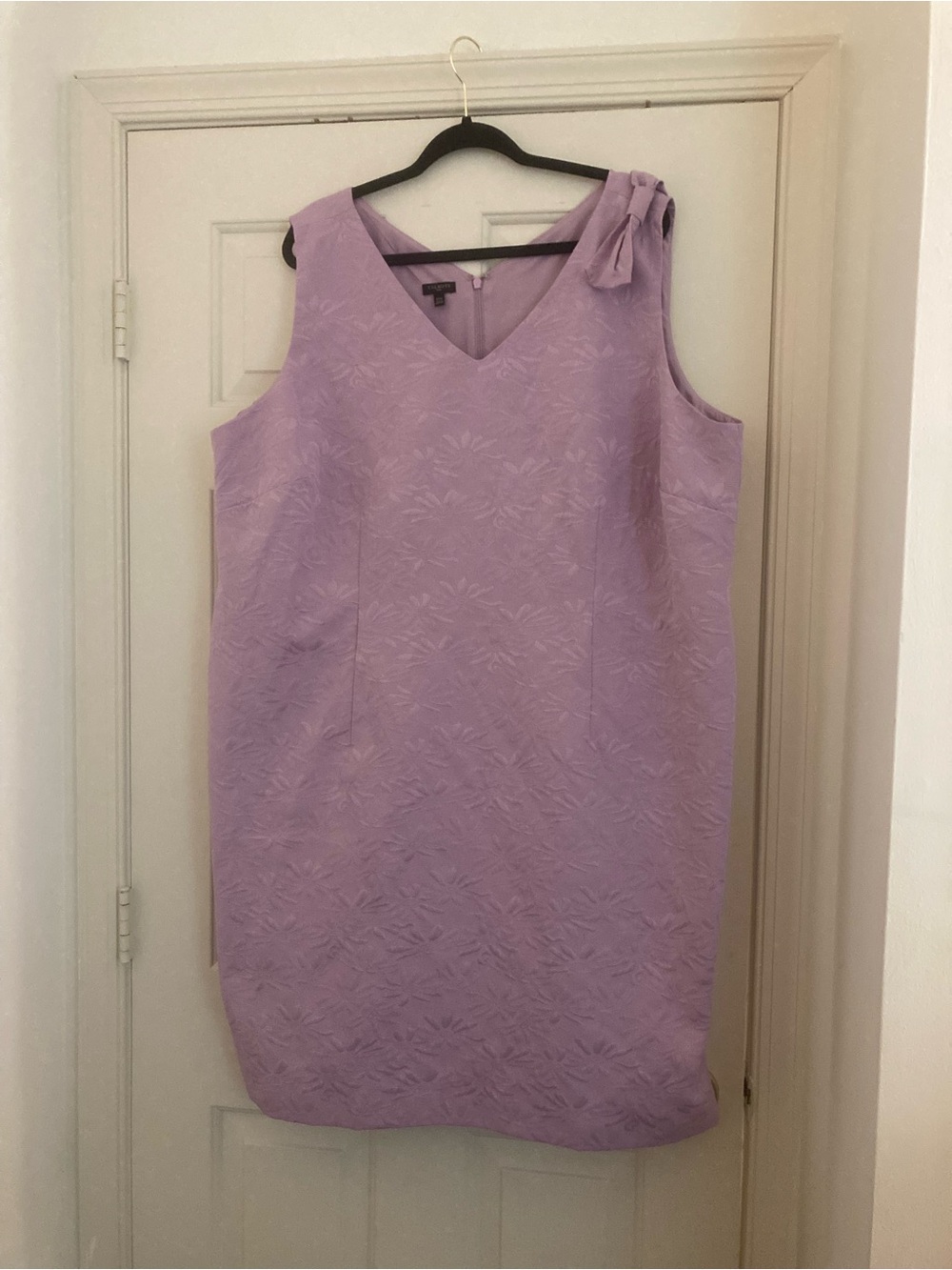 Sleeveless Lilac V-Neck Shift Dress with Bow Detail